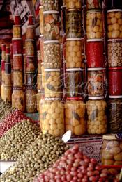 Image du Maroc Professionnelle de  À l’entrée du souk Semmarine de Marrakech, on découvre les marchands d'olives et de produits confits, Mardi 18 Décembre 1984. (Photo / Abdeljalil Bounhar)